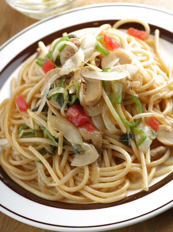 強火で炒めた極太麺に絡まる香りと味が決め手の焼きスパゲッチ。