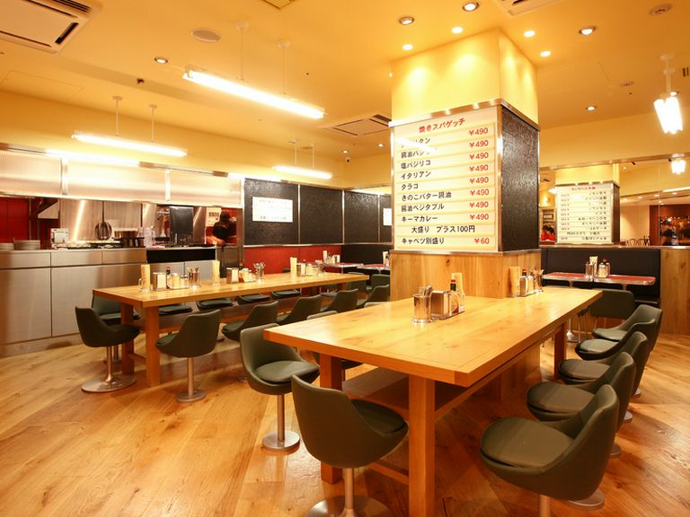 開放的な店内。一人でも気兼ねなく楽しめるのが嬉しい♪