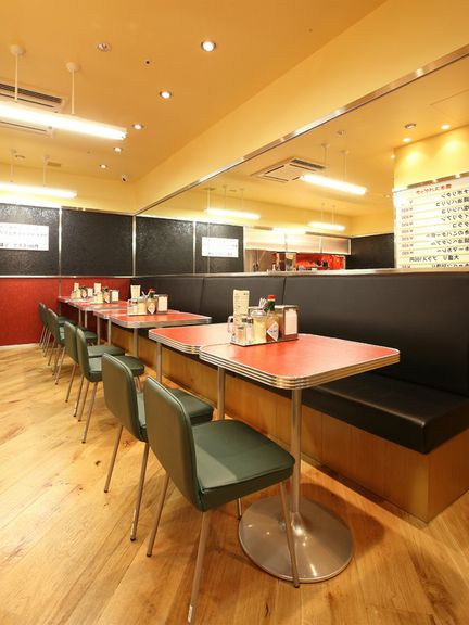 スパゲッチに良く似合う、どこか懐かしい雰囲気の店内。