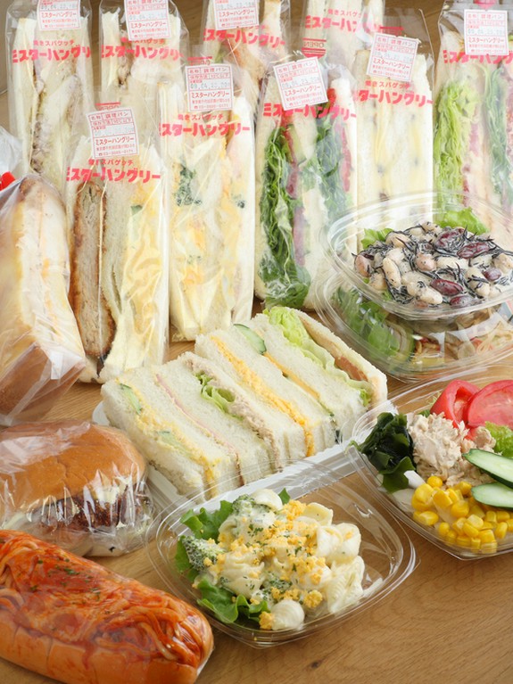 作りたての手作りサンドイッチとサラダも販売してます♪