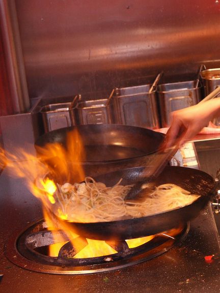 燃えそうなほどの強火で一気に炒める。これが美味しさの秘訣♪