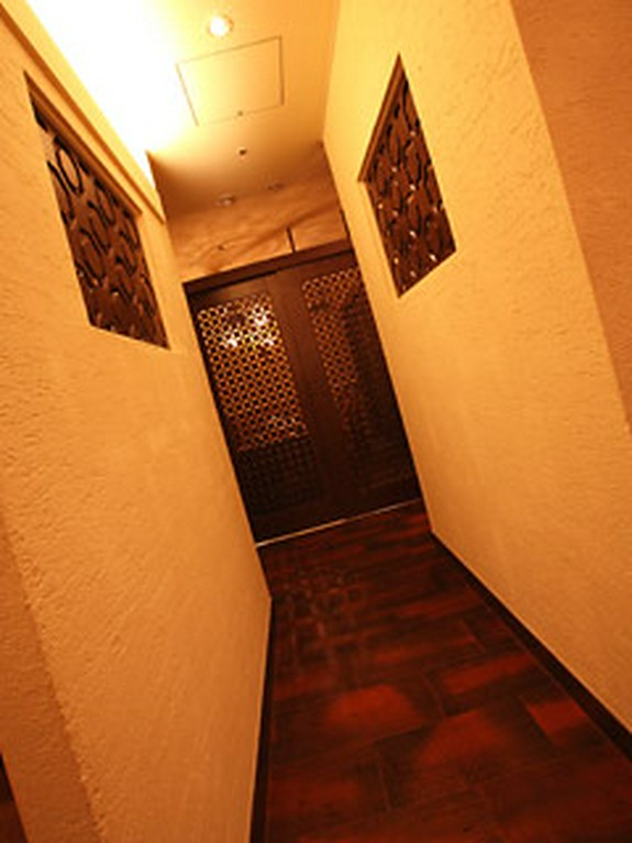 この廊下の置くには広々とした個室がございます。