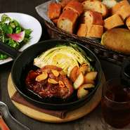 プレーンフォカッチャ、チョコチップ、ハーブetc...稀にシェフの気まぐれパンも登場します。
すべてのランチにドリンクバーとパンビュッフェがついてお腹いっぱい！ココロもいっぱい！！