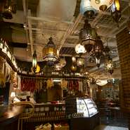 “ヨーロッパの市場”をテーマに、ヨーロッパ各地方料理をカジュアルに、一皿でもたくさんの種類を楽しんでいただく為、70種以上のフードとドリンクを手軽なサイズとプライスでご用意。  
 