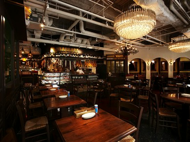 ヨーロッパの市場にいるような店内でバルバラ自慢の料理を！