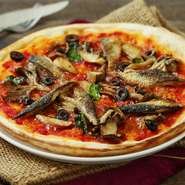 焼きなすの甘みとチョリソ、サラミのボリュームにピリ辛ソースが良く合います。