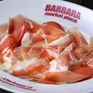 Tamagnini社のスペシャルスライサーでカットした生ハムはとろけるような舌触り…・パルマ産プロシュート14カ月・モルタデッラ・グアンチャーレ・ミラノサラミの4種類をご用意。