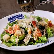 シンプルハウスサラダ、マーケットチョップサラダ、エビとアボカドのシーザーサラダ