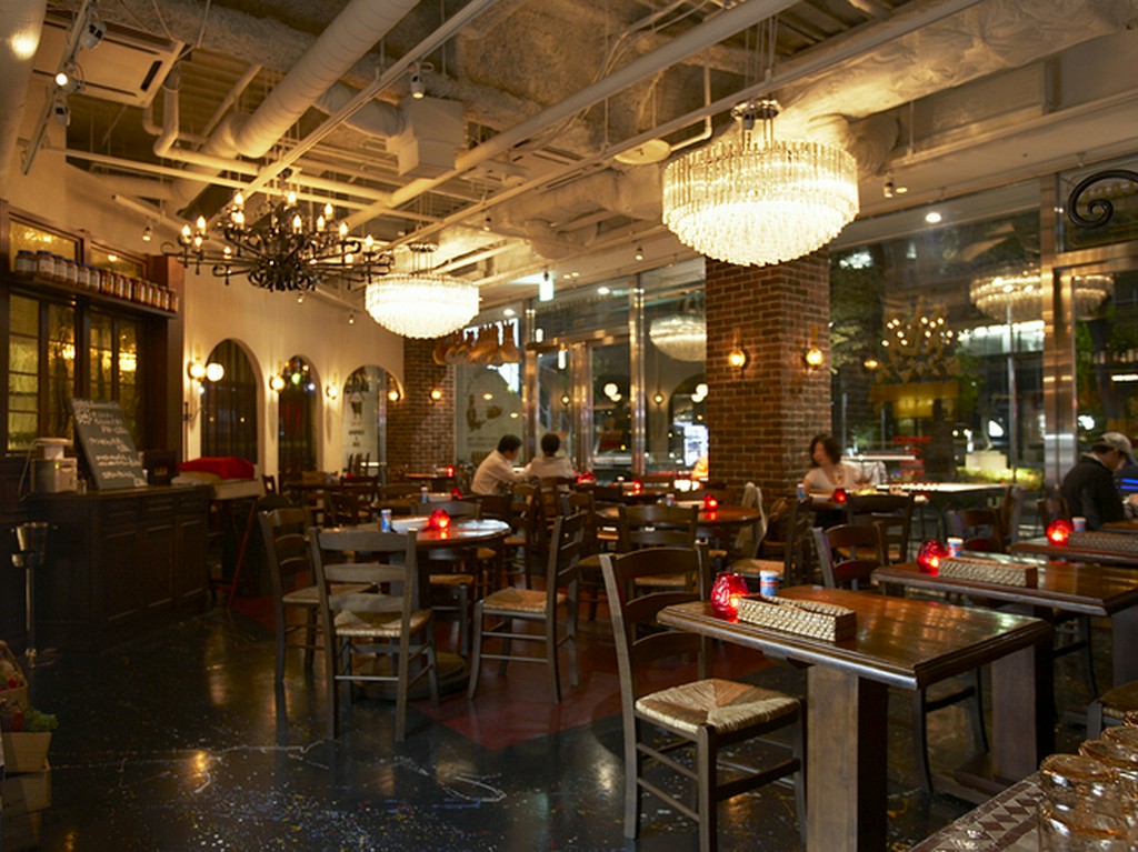 活気溢れる空間ながらも、落ち着いた雰囲気の店内