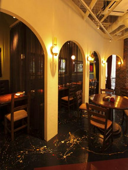 奥には個室風のテーブルも並びます