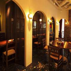 奥には個室風のテーブルも並びます