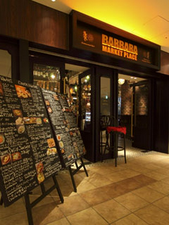 入り口から、賑やかな雰囲気が溢れ出ています！