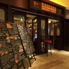 入り口から、賑やかな雰囲気が溢れ出ています！