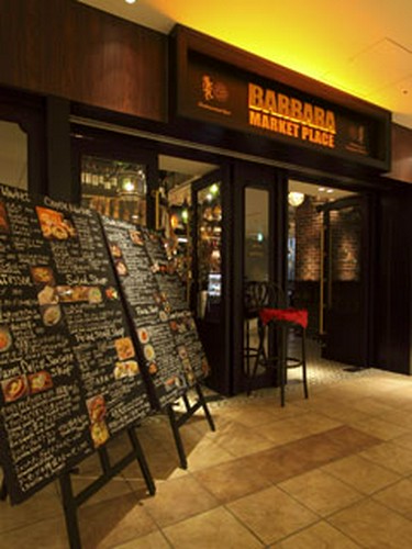 入り口から、賑やかな雰囲気が溢れ出ています！