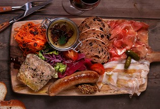 ワインが進む、厳選素材でつくるバラエティー豊かな肉料理