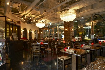 一人でも気兼ねすることなく、仕事帰りにくつろげる店