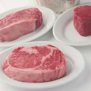 ステーキに使われる、トウモロコシで飼育されたUSDAプレミアビーフ。全米で生産される肉牛の2-3％しか、その冠を名乗ることができない最高級の食材です。

