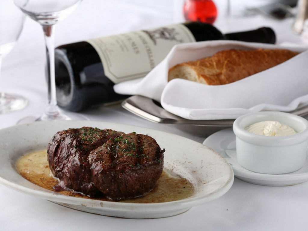 全世界に約140店舗を擁する人気ステーキハウスです