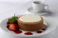 クリーミーなホームメードチーズケーキ新鮮な季節のベリーを添えて