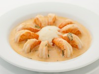 白ワインとバター、ガーリック、スパイスで味付けしたニューオーリンズスタイルのシュリンプソテー