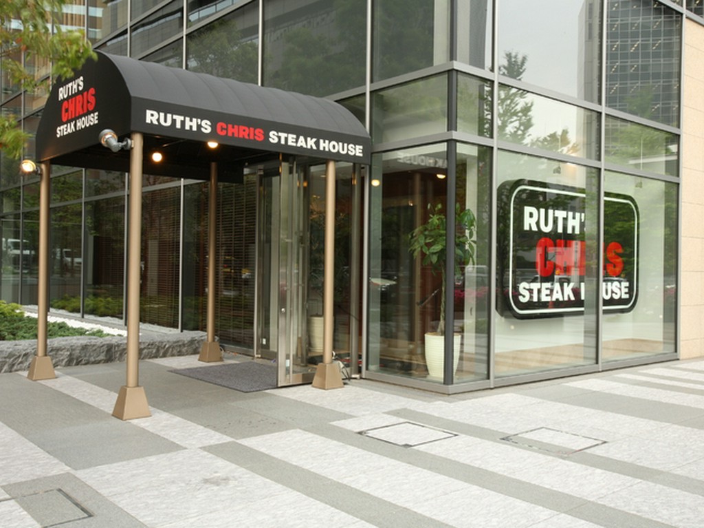 国際的なビジネス街、外堀通り沿いにあります