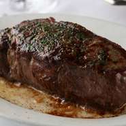 サーロインの上部に位置する、肉本来の旨みと霜降りの柔らかさを兼ね備えた部位です。特注のグリルを使い、980度で火を通し、短時間で焼き上げますので縮みが少なくジューシーに仕上がります。