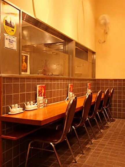 お一人でも気軽に楽しめるカウンター席。