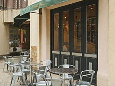 お天気の良い日はテラス席でのんびり