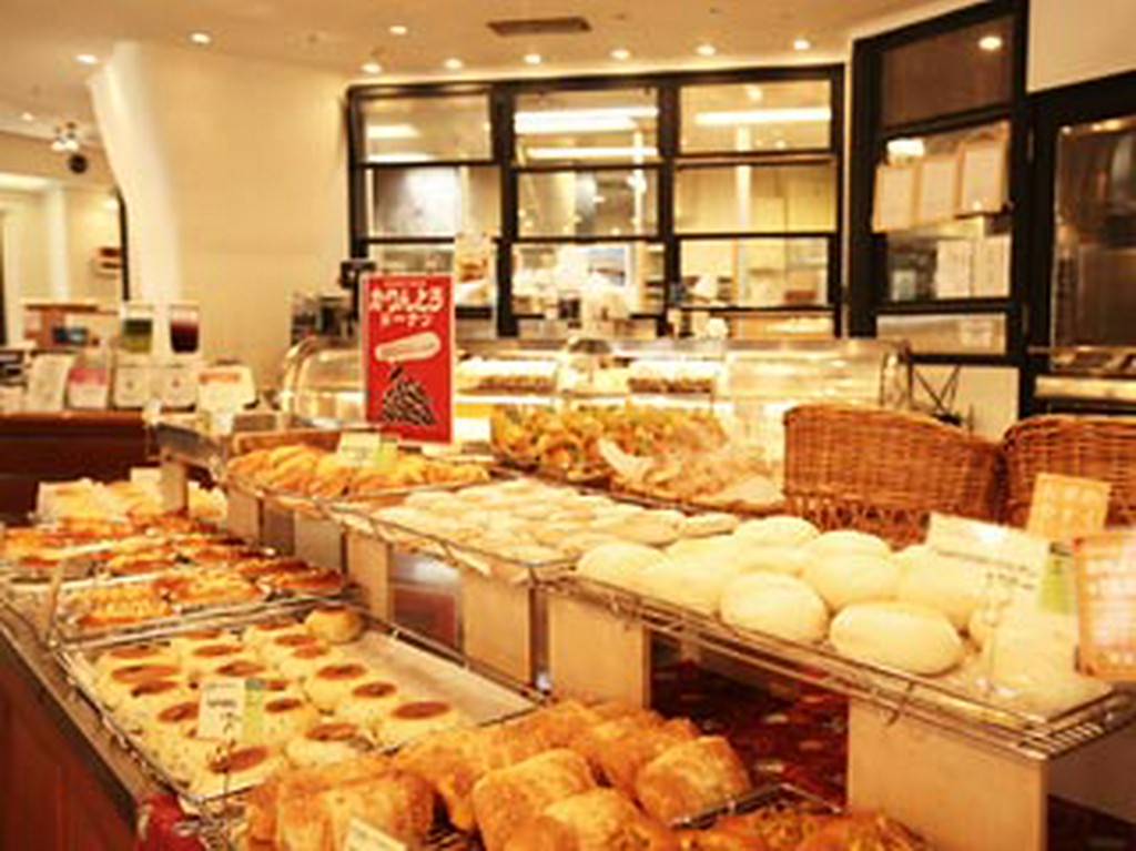 お店の厨房で毎日粉から生地を作り焼き上げたパンが並びます