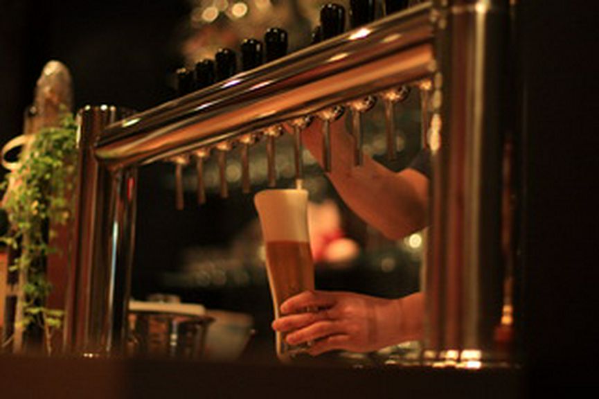 国産地ビールを中心に常に13種の樽生ビールを愉しめる専門店