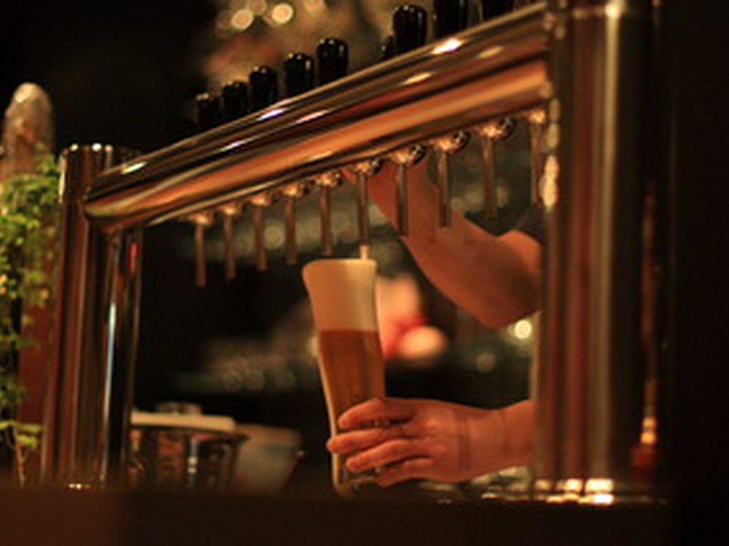 国産地ビールを中心に常に13種の樽生ビールを愉しめる専門店