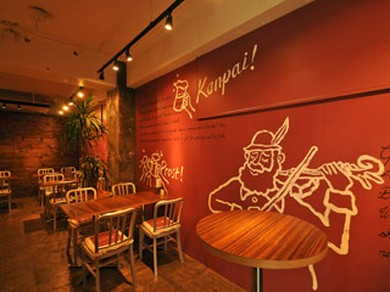 壁面にはビールの神「ガンブリヌス」の物語が…