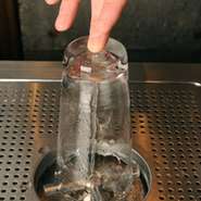 丁寧に洗ったビールグラスは注ぐ直前に再び冷水で洗浄。
細かいホコリを洗い流し、冷水に当てる時間でグラスの温度を調整します。
グラスの表面が少し濡れていた方が抵抗が少なくビールがグラスに注がれ、よりクリアな味わいになります。
こだわりのシステムでとろとろクリーミーな泡を実現。
是非一度お試しあれ。