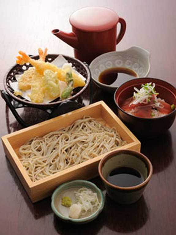 十割そばの天せいろとマグロ小丼膳