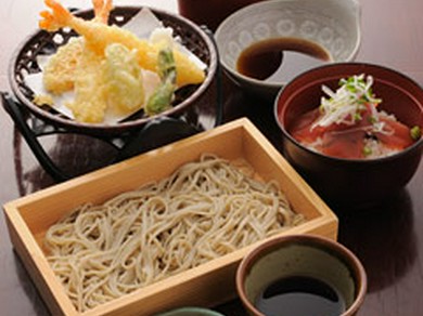 十割そばの天せいろとマグロ小丼膳