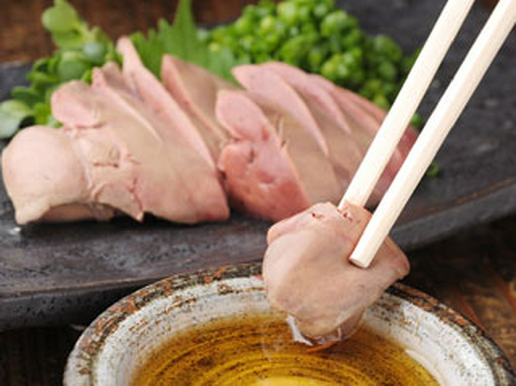 新鮮な鶏の刺身を、焼酎と共にお楽しみ下さい。