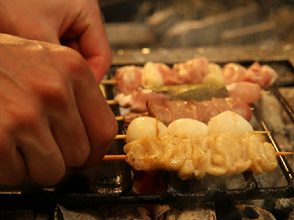 炭火でじっくり焼き上げる焼鳥・串焼各種。こだわりの味をどうぞ