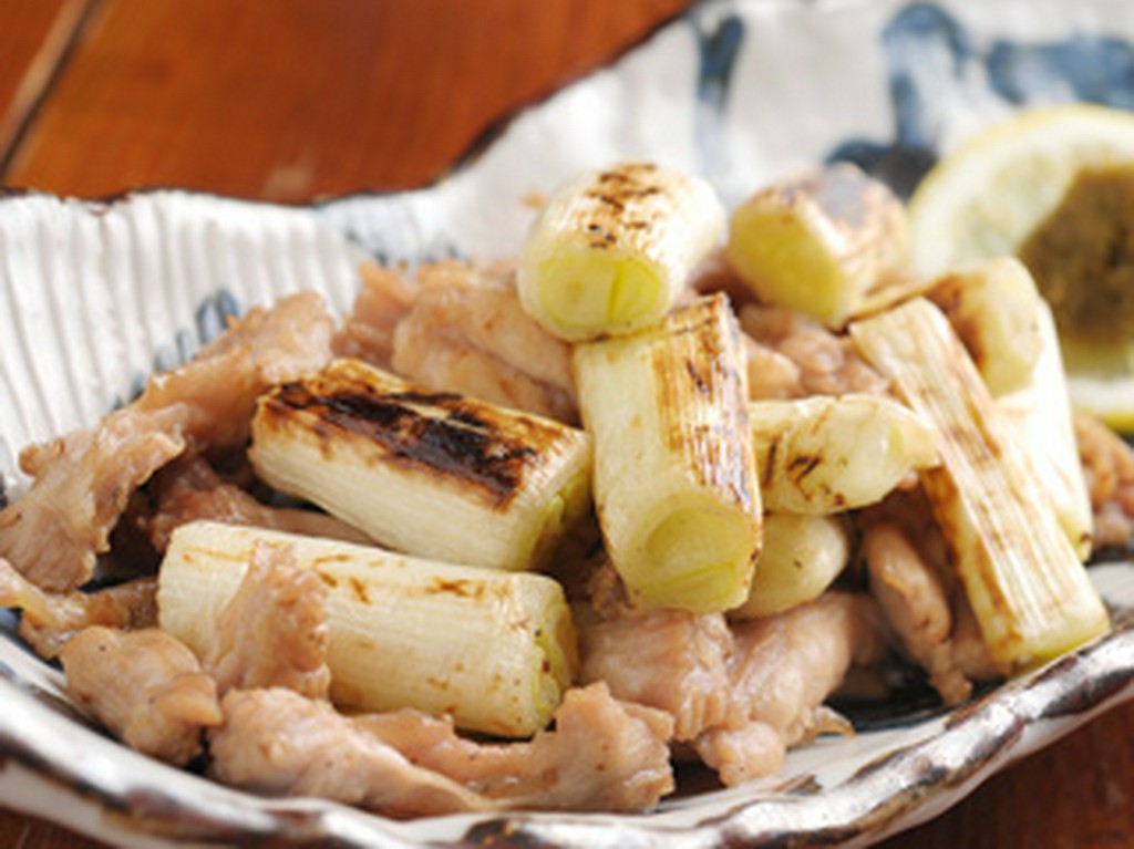 せせりの身を炭火で焼き上げる。ネギを入れるとさらに美味しい!!