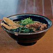 牛肉、わかめ、ごぼうをトッピング。バランスのとれたオススメメニューです。