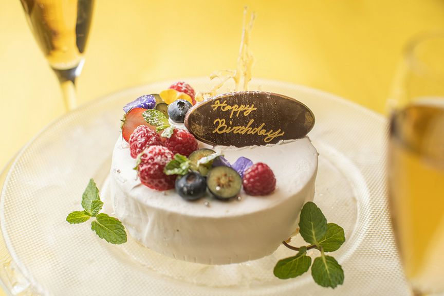 【窓際席確約】ホールケーキ付記念日コースは5,800円〜！