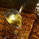串揚げ用に米油を100%使用しております。米油のおかげでサッパリと揚がるため、素材の旨味が活かされます。