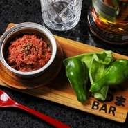 お馴染みのコンビーフを使用。
ごま油やトウバンジャンを聞かせてユッケ風に仕上げた一品。