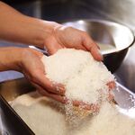 きめの細かいパン粉専用のパン粉を使用することにより、油切れがよくなり、サッパリとした仕上がりになります。