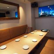 ゆったりと寛げるプライベート空間は、8名様用と12名様用の大きさ異なる2部屋ございます。会社の宴会・飲み会や合コン、女子会など利用シーンの幅が広がります。