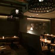 ウッディーとコンクリートの壁がスタイリッシュな美空間　テーブルや席のレイアウトも自由自在の見渡しの良いワンフロアでホームパーティーのような一体感のあるパーティーが実現します。ゆったりしたソファ席や、壁のインテリアや照明が、お洒落な空間を演出◎30名様～最大50名様までのフロア貸切に対応可。