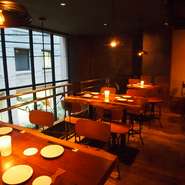 木の温もり溢れるナチュラルウッドをベースにしたお洒落なスタイリッシュ空間　フロアにドリンクバーカウンターが設置されていてプライベートPartyを演出◎20名様～最大30名様までのフロア貸切に対応可。会社の宴会・パーティーやイベント打上げ会、仲間で祝う誕生日会など様々なシーンでご利用いただけます。