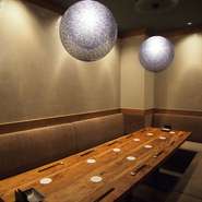 ゆったりソファーで寛ぎながらのお食事やお酒がお愉しみいただけるB1階フロア　6～12名様までご利用いただける半個室を4部屋ご用意。柔らかな間接照明の灯りが店内を包み込む落ち着いた雰囲気は、都会の喧騒を忘れさせてくれる癒しの空間です。上質な大人空間で、いつもとは違ったワンランク上の合コンや女子会をどうぞ