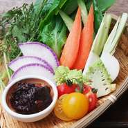 使用している食材は国産のもの。野菜も新鮮な旬のものを仕入れ、ドリンクも国産を中心に取り揃えています。特に牛ホルモンは食べ応えがあるように大きくカットしているのでボリュームたっぷりで味わえます。