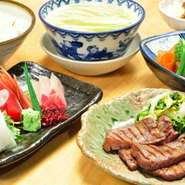 牛たん焼ハーフ・お造り3点盛・季節野菜の煮物・麦飯・テールスープ・日替り小鉢・お新香
※お刺身は仕入れ状況により変更致します。