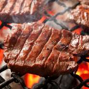 適度な賑わいと、ゆったりとした席の作りが、居心地の良い空間を演出しています。